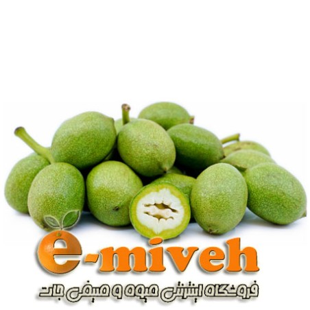 گردو تازه با پوست سبز
