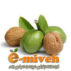گردو تازه با پوست سبز