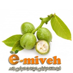 گردو تازه با پوست سبز